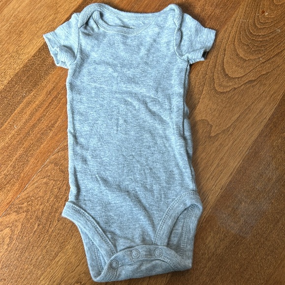Lot of 5 gender neutral onesies - Picture 8 of 11